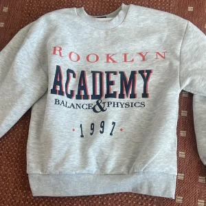 Sweatshirt  - Säljer denna då jag inte använder den.
