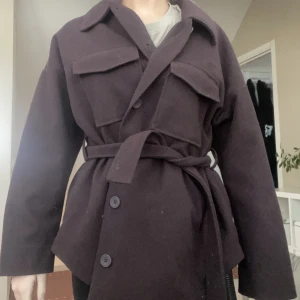 Brun kappa  - Säljer denna kappa från Ginatricot då den inte kommer till användning, använd ett fåtal gånger. Bra skick och inte nopprig.