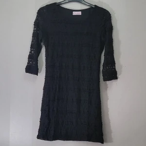 Klänning - Svart spetsklänning i nyskick. 