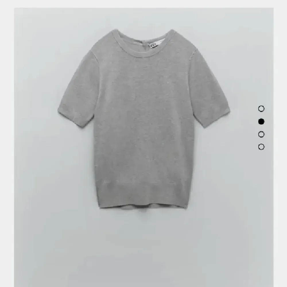 Säljer denna jätte fina stickade zara t-shirten. Skriv för egna bilder💓💓. T-shirts.