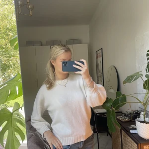 Kashmirtröja - Asså denna kashmirtröja från Davida är verkligen den perfekt tröjan. Passar till allt och man kan dessutom ha den med trekvärtsärm🤗knappt använd! Nypris ca  2500