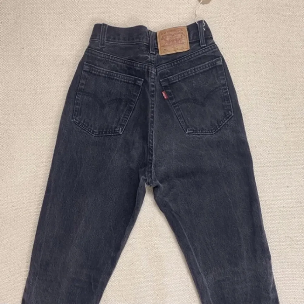 Midja: ca 64cm Innerben: 71cm Så fina äkta vintage Levis 501 jeans som är made in USA från 90-talet 🤩Hög midja, slim/skinny fit, 100% bomull & knappgylf. Köpta för 1500kr från London, aldrig använda eftersom storleken inte passar mig. Perfekt skick ✨. Jeans & Byxor.