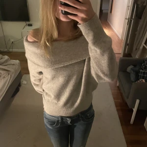 Off shoulder stickad tröja - En jätte fin stickad off shoulder tröja från hm, nästan helt oanvänd så i jättebra skick. Frakten ingår ej i priset❤️ 