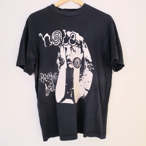 Hole tshirt H&M Divided strl XS - Mörkgrå Hole tshirt från H&M, strl XS, gissar att det är herrstorlek. Har ett litet hål på ca 2mm längst ner på framsidan, kan skicka bild via dm. Är 70cm lång och 49cm bred. 