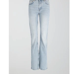 BOOTCUT JEANS  - Säljer mina skitsnygga jeans från Gina då dem är förstora för mig, ändast använda 1 gång💗 de är i ginas petie storlekar och passar perfekt för personer runt 155-165