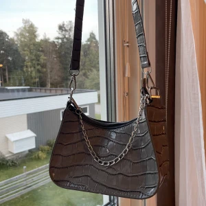 Väska - Jättesnygg ormskinn väska, aldrig använd, köpt second hand❤️ om du har fler frågor är det bara att skriva, Köparen står alltid för frakt!❤️‍🔥🫶🏼