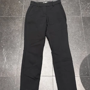 Kostym byxor - Svarta kostymbyxor från H&M. Dom är knappast använda då jag känner att jag inte passar i dom. Där finns band i midjan som kontrollerar midjans omkrets. Hör av er vid frågor. Köparen står för frakten!