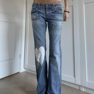 Bootcut jeans  - Säljer mina sjukt sjukt snygga lowwaist bootcut jeans, hade jättegärna behållt dem själv egentligen men sparar pengar🙏❤️