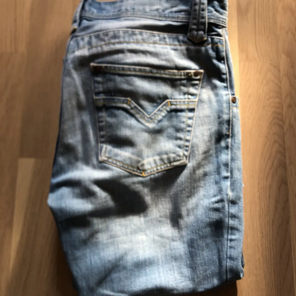 (Lånade bilder) hej jag säljer ett par jeans som är köpta här på plick då dom inte passade mig. Dom har midjemått 88 och innerbenslängden är 84☺️. Jeans & Byxor.