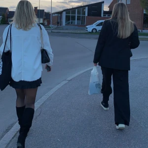 Jacka - Manchester jacka från Zara🤍säljer denna jacka då den inte kommer till användning! Super fin nu till hösten