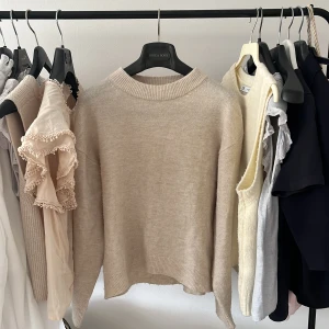 Hm stickad tröja - Säljer mig jätte fina hm stickade tröja. Perfekt för höst och vinter! Jätte mysig och skön. Väldigt fint skick. Hör av dig om du vill ha fler bilder eller annan info! TRYCK INTE PÅ KÖP NU