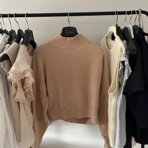 Other stories stickad tröja - Säljer min jätte söta other stories tröja! Är ganska använd och det ända teknet av användning är att den är nopprig. Det kan lösas men säljer lite billigare! Köpt för ca 500 kr. Hör av dig vid fler bilder eller annan info! TRYCK INTE PÅ KÖP NU