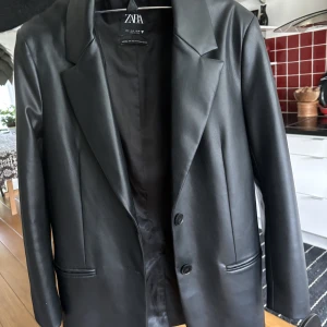 Skinnkavaj  - Inte äkta läder. Skinnkavaj från Zara . Som ny☺️