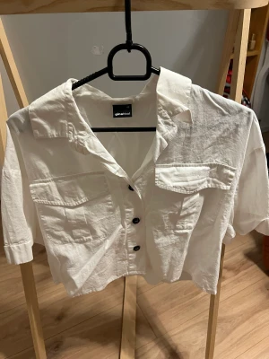 kort shirts från ginatricot - perfekt skjorta