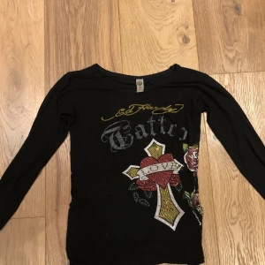 Ed Hardy  - Säljer denna ed Hardy tröja för 300kr den är i storlek M-L och är väldigt skön. Använd några gånger men fortfarande i väldigt bra skick 💋