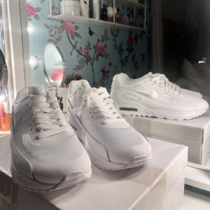 Nike Air Max  - Vita Nike Air Max skor som aldrig är använda, bara stått i garderoben och är i fint skick! Storlek 38, ej äkta💕
