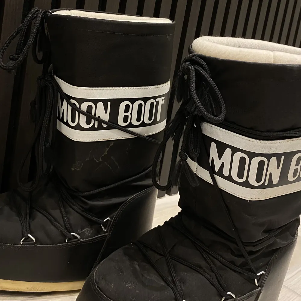 Säljer dessa moon boots. Väldigt bra till vintern, bra till Sveriges och fjällens väder. De rengörs ordentligt innan leverans!🩵pris går att diskutera . Skor.