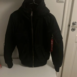 Alpha industries jacka  - Säljer denna jacka som jag använde för några år sen som är i strålande skick och storlek S. Säljer denna då jag har växt ur den och den mest samlar Dam i garderoben, priset kan diskuteras vid snabb affär. Köparna ståe för frakten 