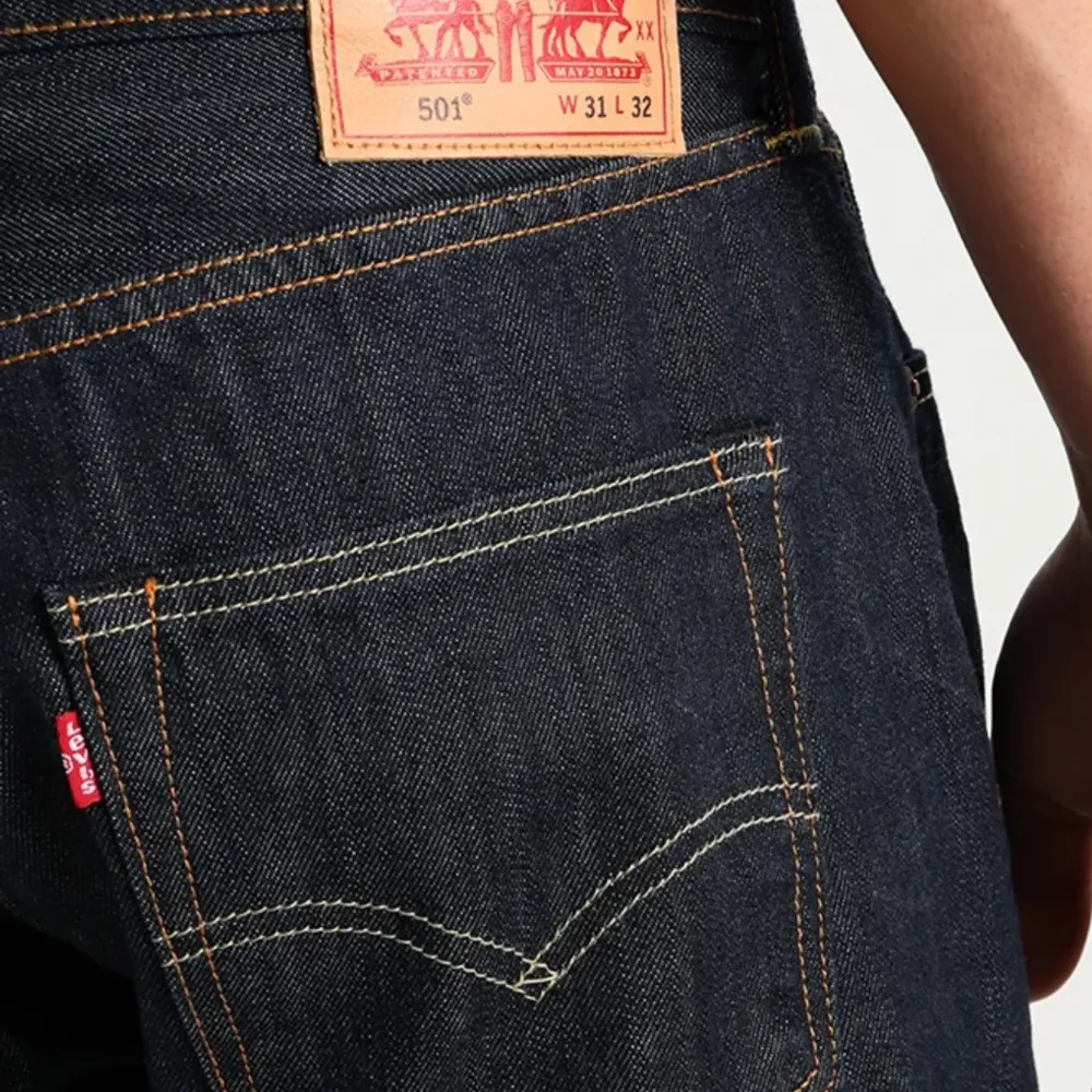 Säljer ett par levis 501 jeans som är slutsålda och svåra att hitta. (Nypris 1100) De är i strl 31/34 och är extremt feta. Har använt dom men de är i enormt bra skick och har inga slitningar i tyget eller skador.  Skriv privat för egna bilder!. Jeans & Byxor.