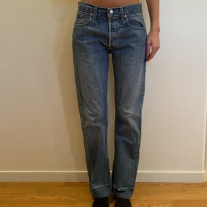 Levis jeans - Levis 555, 31/34. Hon som bär jeansen är 180 cm och bär vanligtvis 36/38 i jeans. Kan mötas upp i Stockholmsområdet💓💓