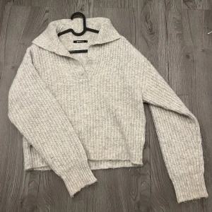 Stickad tröja  - En superfin stickad höst tröja ifrån Gina tricot i super bra skick som inte kommit till abdvändning, bara o skriva om ni behöver fler bilder eller mer information 💗💗