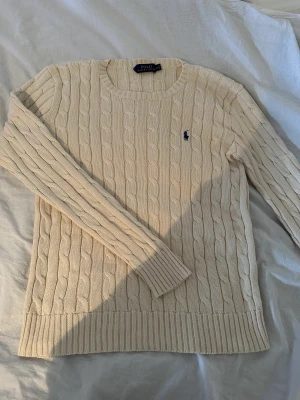 ralph lauren tröja - säljer denna ralph lauren tröja i storlek M, den är knappt använd så den är i gott skick💕