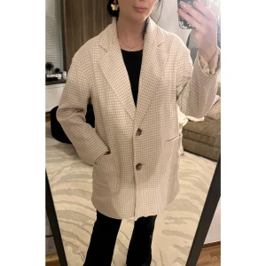 Zara blazer/jacka  - Jättefin beige/vit hundtandsmönstrad blazer/jacka från Zara. Oversized storlek xs. Lite ytnoppor annars inga anmärkningar 🥰 Såå snygg och skön!