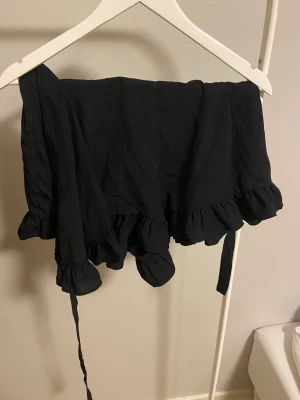 svarta gulliga shorts  - shorts som ser ut som kjol