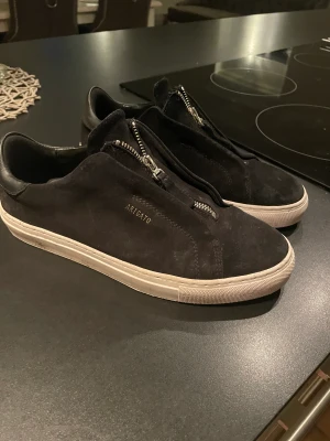 Arigato clean 90 zip - Säljer mina Arigatos pågrund av att jag inte har någon användning av dom längre- Strl 41 passar 40- skick 7,5/10-en söm har gått upp vid tungan, men man kan sy om man ids-nypris 2450kr- mitt pris 999kr- hör av er vid minsta fundering, fler bilder mm.