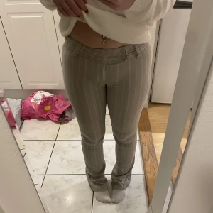 lågmidjade byxor - säljer dessa sjukt snygga kostym-aktiga byxorna som är bootcut. tyvärr för små i midjan för mig men så så snygga 😍 långa i benen och är i nyskick! skriv för mer frågor/bilder 💓💓