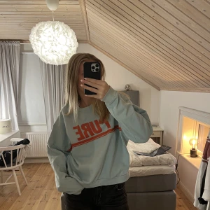 Sweatshirt  - Blå/turkos sweatshirt från märket stay med tryck🩵