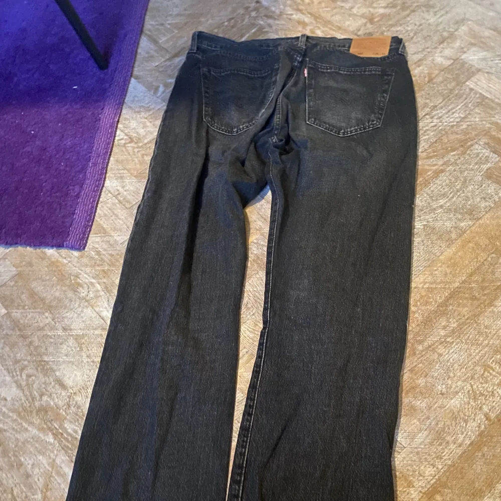 Levi’s 501 i svart Mycket fina byxor som endast varit använda vid enstaka tillfällen.. Jeans & Byxor.