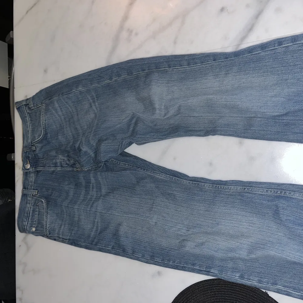 Ett par väldigt snygga bootcut jeans som jag väljer att sälja då de är något för stora för mig. Endast använda en kväll.. Jeans & Byxor.