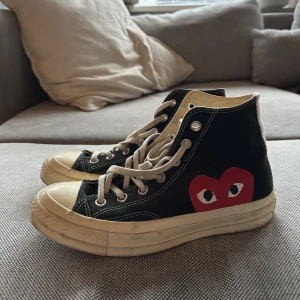 Comme des garcon converse - Säljer mina älskade comme des garcon converse skor. Använda, men i bra skick! Köparen står för frakt🫶🏼🫶🏼