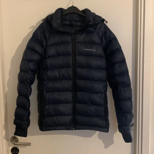 Peak Performance jacka  - Säljer denna snygga peak performance jacka i väldig bra kvalite. Den är ganska stor i storleken. Pris kan diskuteras vid snabb affär.🤙🏼