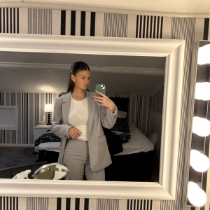 Kostymset - Otroligt fint kostymset från H&m, använd endast vid jul och nyår så är i väldigt bra skick. Går bra att även köpa separata delar💗 kavajen är i strl S, byxorna strl 34