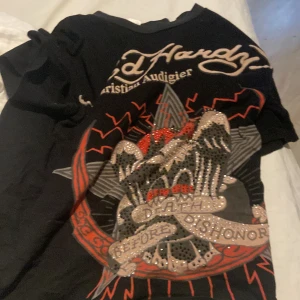 edhardy t-shirt  - jätte snygg edhardy t-shirt som jag säljer för att den inte passa min stil längre❤️