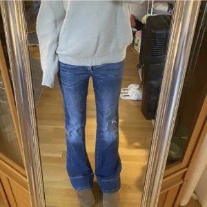 Levis jeans  - Säljer dessa söta jeans med hål på knät