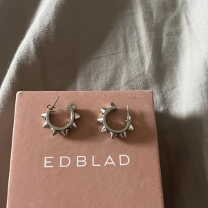 Edblad - Säljer mina silvriga edblads örhängen för jag har tröttnat på dem och inte använder dem längre. Dem är köpta för 399kr men säljer för 280kr+frakt. Pris går att diskuteras.