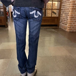 Coola lowaisted y2k jeans💕 - Midjemått 37 cm och längd 97 cm 💕💕skriv för mer info !! 