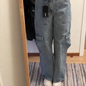Baggy jeans  - Dessa jeans har legat i garderoben ett tag nu, helt oanvända med prislappen kvar. Kvaliten och materialet känns jättebra, tjockt jeansmaterial.  Jeansen är i storlek 34. Jeansen är från Weekday. Originalpris 500 kr, priset nu är 270 kr.