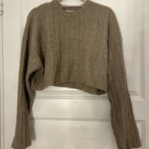 Stickad tröja - Stickad kort tröja. Aldrig använt