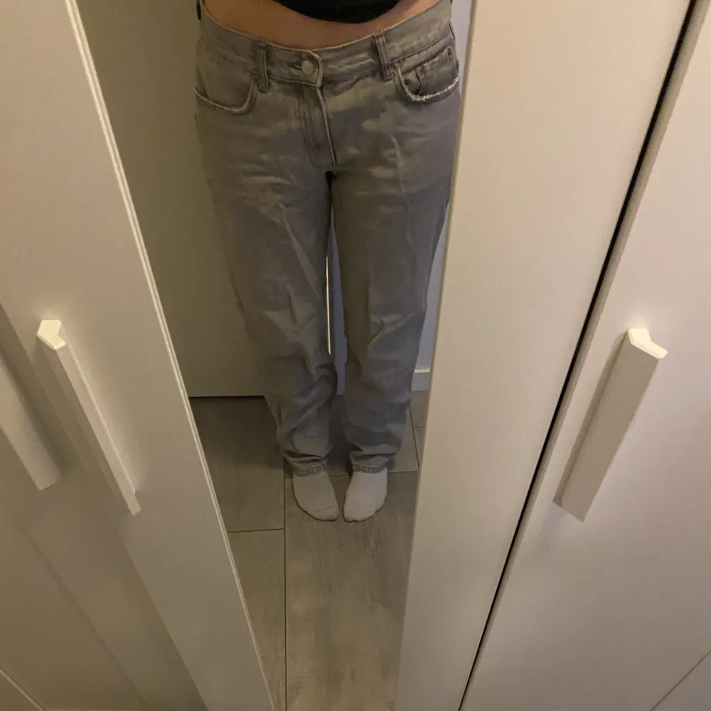 Gina tricots berömda lågmidjade jeans💓 säljs då dom är för långa samt för stora✨ . Jeans & Byxor.