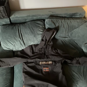 Napapirji vinter jacka  - Regularfit har passar mig på 188cm börjar bli lite kort i längden så skulle säga Max 190cm och minst 170 Använd en säsong och original priset är 2100kr  Fördelen med denna jackan är att du aldrig kommer frysa och fickan får du plast med vad du vill i