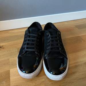 Lanvin Sneakers i UK 11 vilket  motsvarar 46-45 i svenska storlekar Väldigt bra condition Skriv Dm för flera bilder  