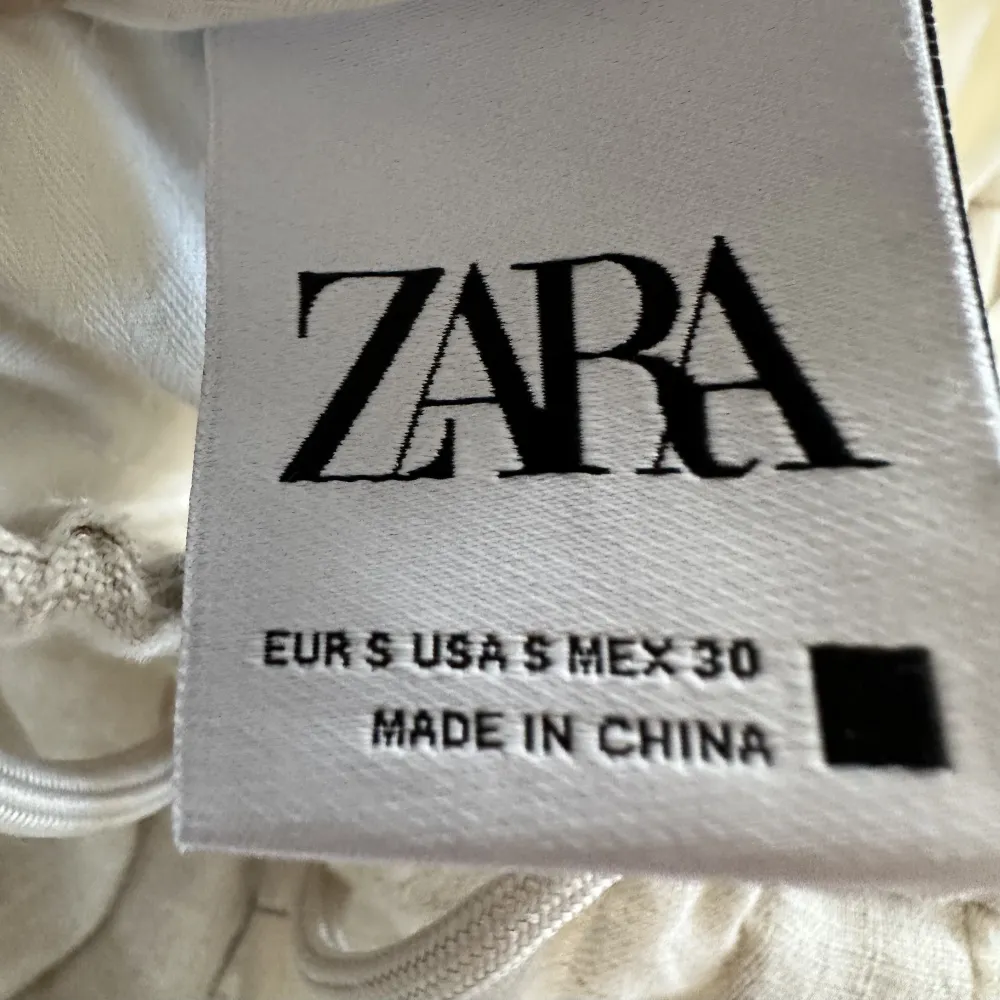 Zara linnebyxor i bra skick, använda få gånger.. Jeans & Byxor.