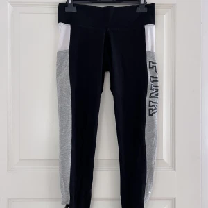 Yoga pants från Pink - Yoga pants från Pink med detaljer. Väldigt sköna och i bra skick. 