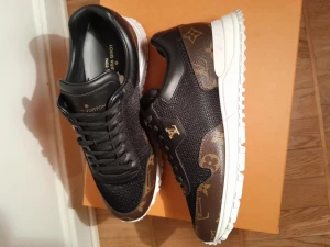 Louis Vuitton Run away strl.40 - Skor, stl. -40, Herr 4500 kr Säljer mina nya LV skor pga av fel storlek.     Skorna har använts max 1-2 gånger då dom är för små. Dom är i absoluta nyskick.  Låda, dustbags, extrasnören alla papper+kvitto medföljer. Nypris: 8.000-10.000:-