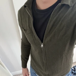 J.lindeberg cardigan  - Merinoulls cardigan från J.Lindeberg. Storlek M men sitter som S. Knappt använd så väldigt fint skick. Säljer då den it kommer till så mkt användning. Nypris är 1800. Skriv om ni undrar något 🤙