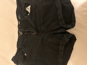 Svart shorts  - Hej! Säljer mina svarta shorts från Cubus som tyvärr har blivit för stora.